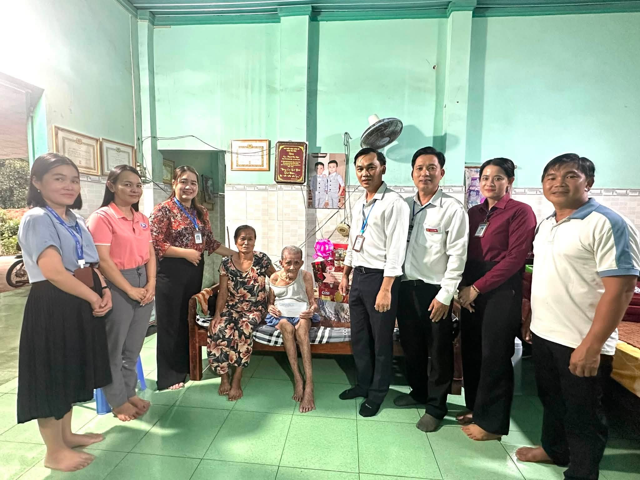 ĐẢNG BỘ UBND PHƯỜNG TÂY NAM TỔ CHỨC THĂM, TẶNG QUÀ CÁC GIA ĐÌNH CHÍNH SÁCH NHÂN KỶ NIỆM 79 NĂM NGÀY THƯƠNG BINH