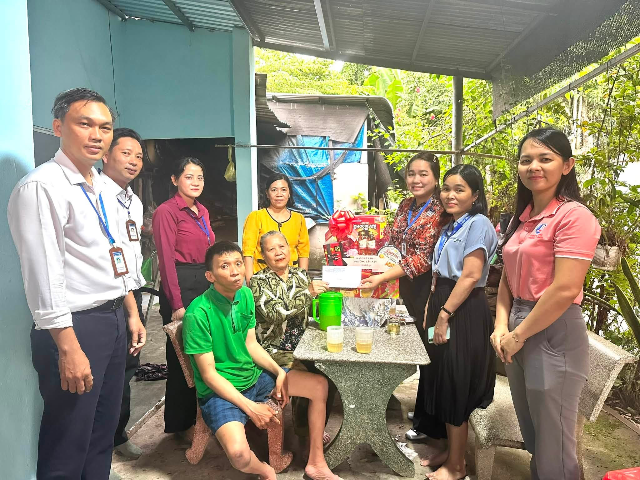 ĐẢNG BỘ UBND PHƯỜNG TÂY NAM TỔ CHỨC THĂM, TẶNG QUÀ CÁC GIA ĐÌNH CHÍNH SÁCH NHÂN KỶ NIỆM 79 NĂM NGÀY THƯƠNG BINH
