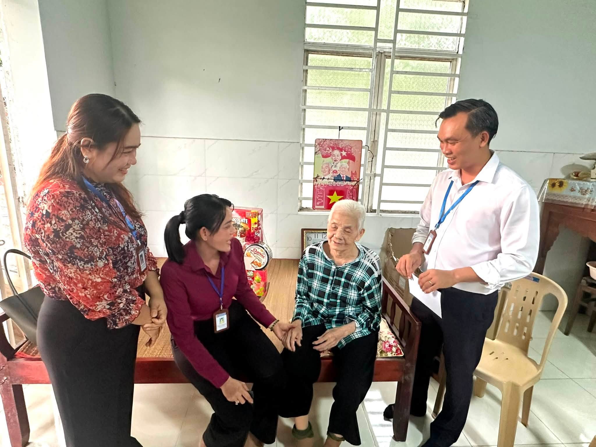 ĐẢNG BỘ UBND PHƯỜNG TÂY NAM TỔ CHỨC THĂM, TẶNG QUÀ CÁC GIA ĐÌNH CHÍNH SÁCH NHÂN KỶ NIỆM 79 NĂM NGÀY THƯƠNG BINH