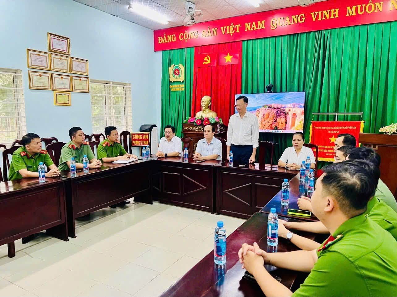 LÃNH ĐẠO PHƯỜNG TÂY NAM THĂM, CHÚC MỪNG CÔNG AN PHƯỜNG NHÂN KỶ NIỆM 81 NĂM NGÀY TRUYỀN THỐNG CÔNG AN NHÂN DÂN VIỆT NAM