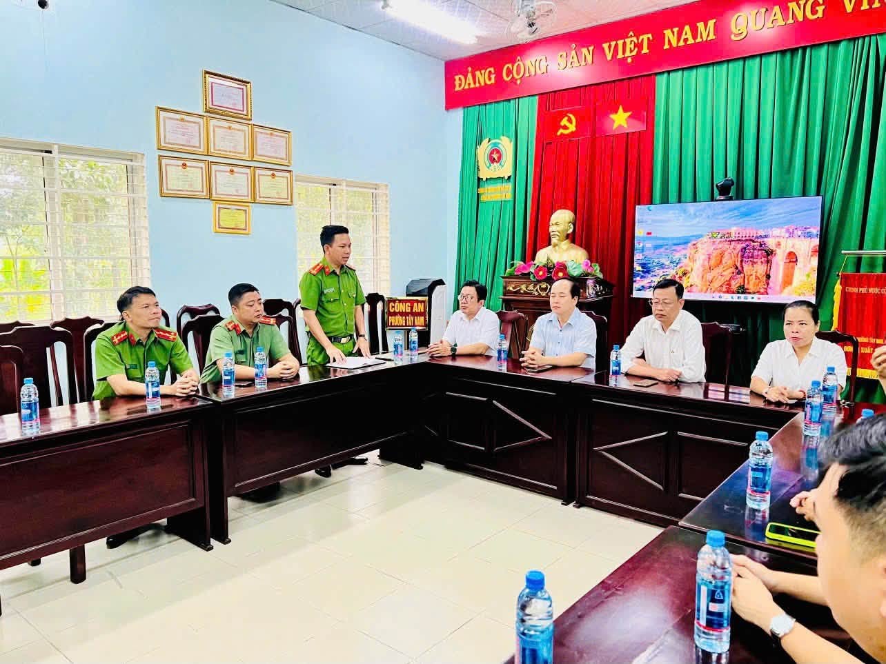 LÃNH ĐẠO PHƯỜNG TÂY NAM THĂM, CHÚC MỪNG CÔNG AN PHƯỜNG NHÂN KỶ NIỆM 81 NĂM NGÀY TRUYỀN THỐNG CÔNG AN NHÂN DÂN VIỆT NAM