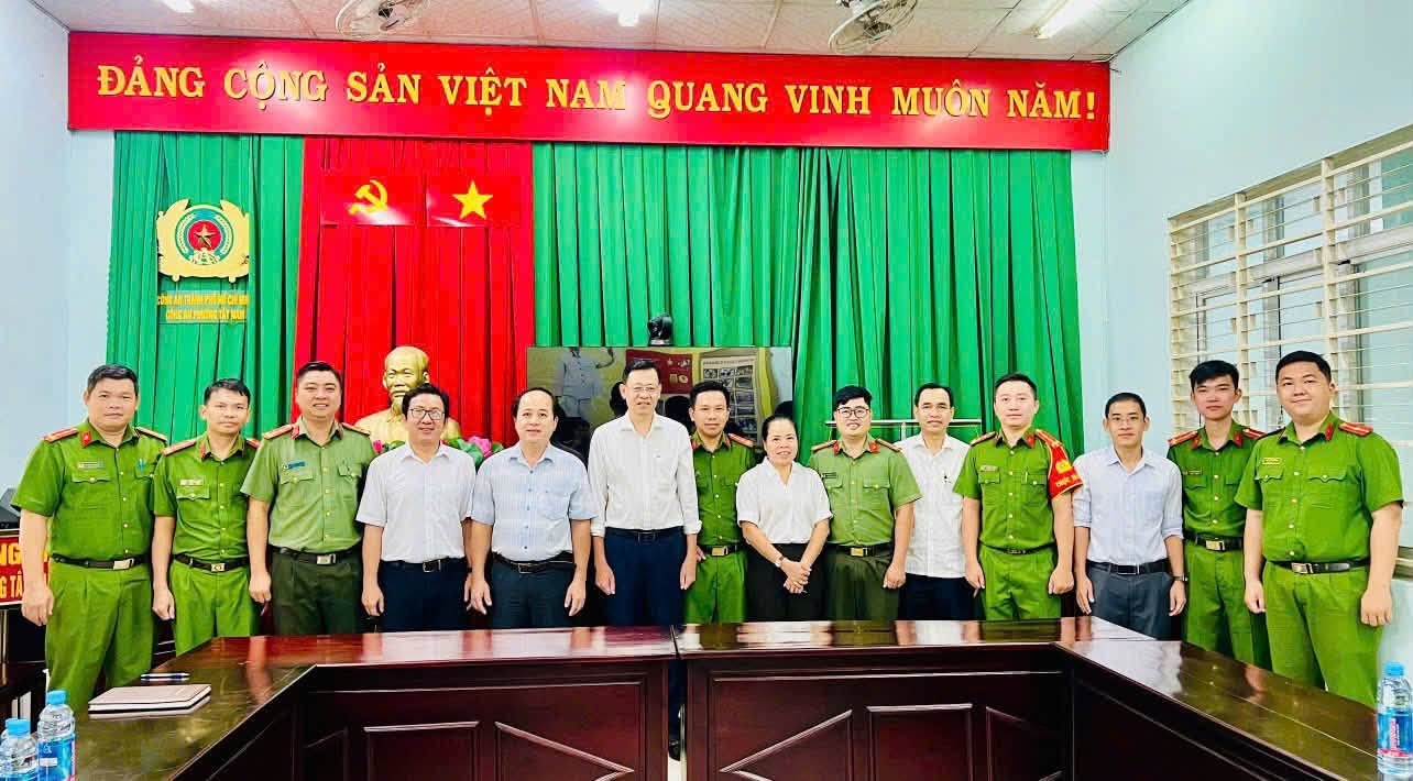 LÃNH ĐẠO PHƯỜNG TÂY NAM THĂM, CHÚC MỪNG CÔNG AN PHƯỜNG NHÂN KỶ NIỆM 81 NĂM NGÀY TRUYỀN THỐNG CÔNG AN NHÂN DÂN VIỆT NAM