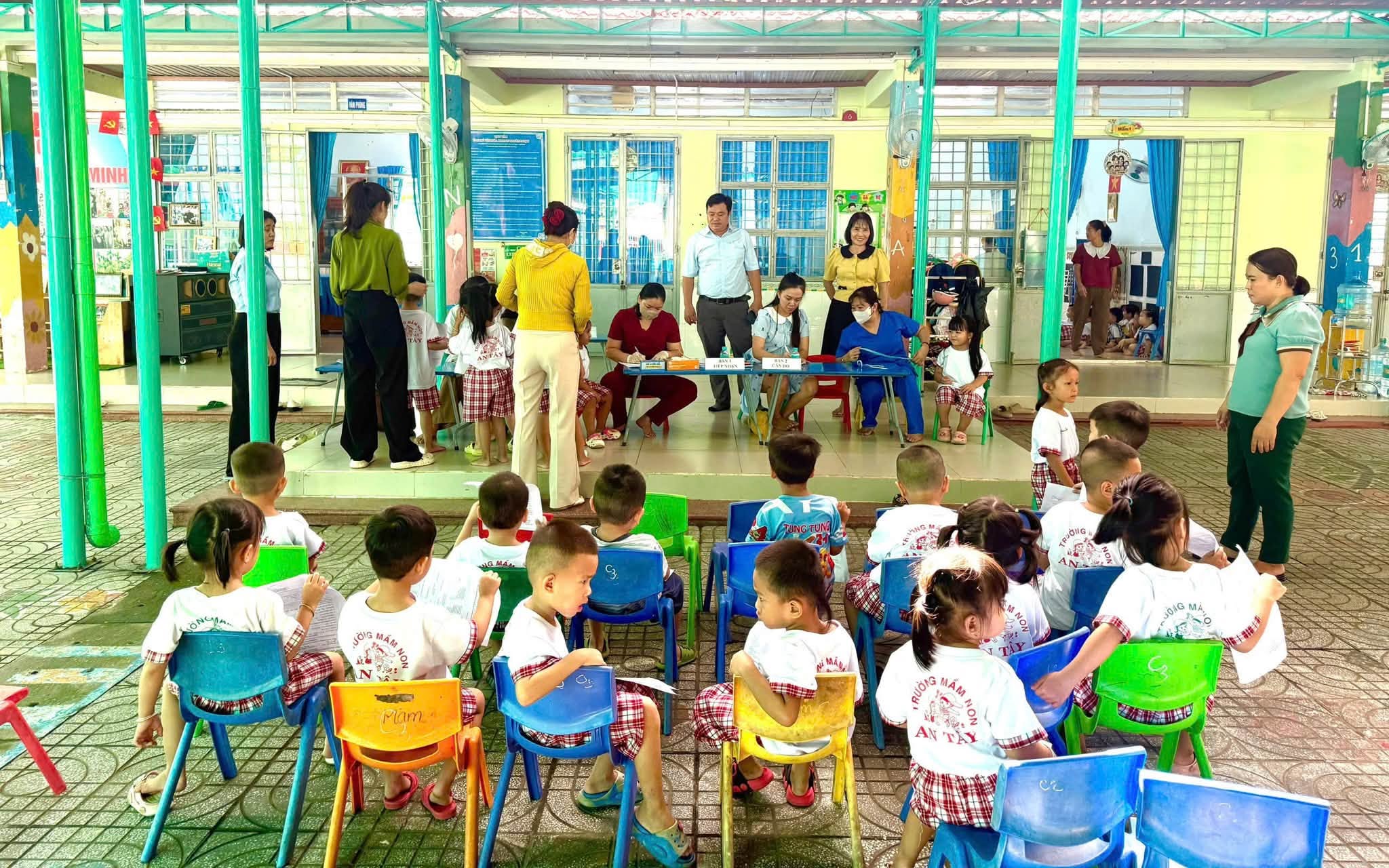 ĐẦU NĂM HỌC MỚI PHƯỜNG TÂY NAM KHÁM SỨC KHỎE HỌC SINH
