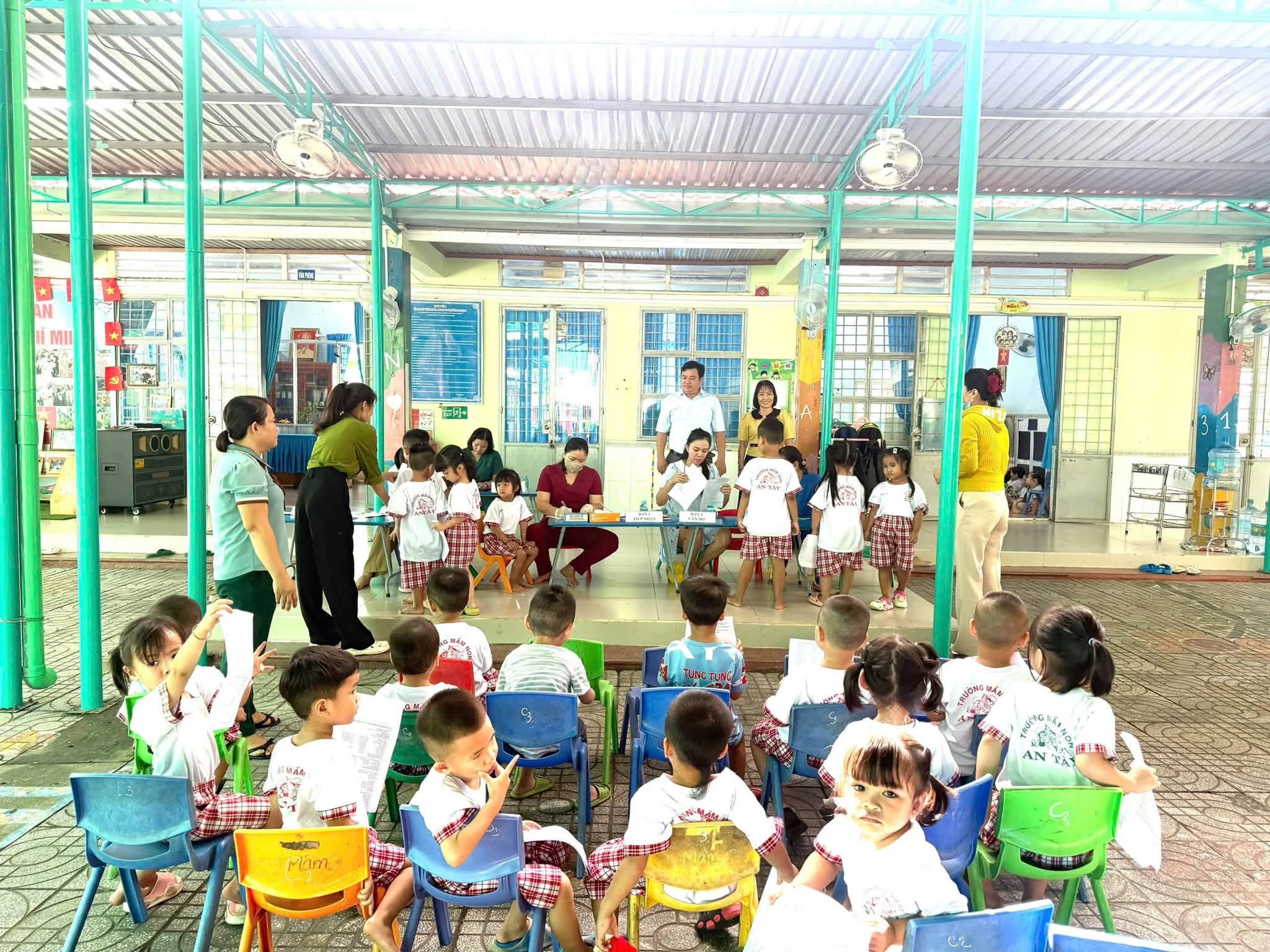 ĐẦU NĂM HỌC MỚI PHƯỜNG TÂY NAM KHÁM SỨC KHỎE HỌC SINH