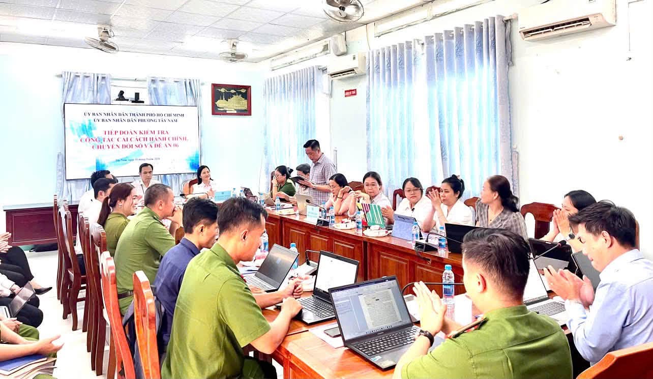 PHƯỜNG TÂY NAM TIẾP ĐOÀN KIỂM TRA THÀNH PHỐ VỀ CÔNG TÁC CẢI CÁCH HÀNH CHÍNH, CHUYỂN ĐỔI SỐ VÀ ĐỀ ÁN 06