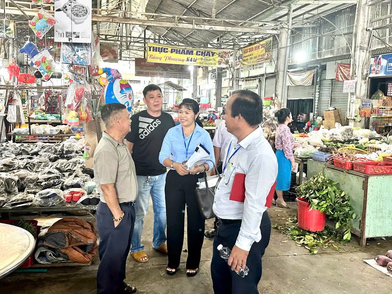PHƯỜNG TÂY NAM: TRUNG TÂM CUNG ỨNG DỊCH VỤ CÔNG PHƯỜNG KIỂM TRA TÌNH HÌNH HOẠT ĐỘNG TẠI CÁC CHỢ TRÊN ĐỊA BÀN
