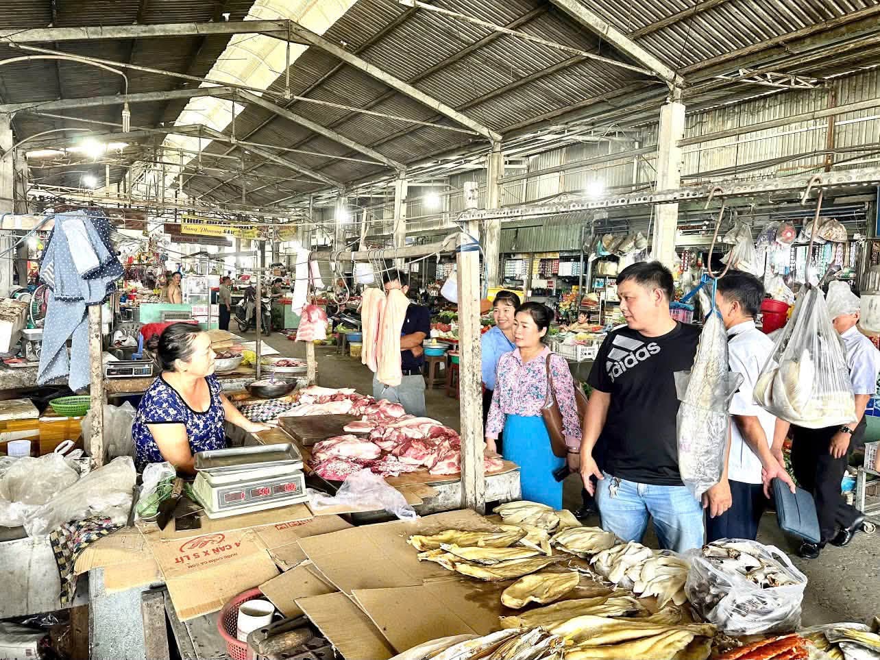 PHƯỜNG TÂY NAM: TRUNG TÂM CUNG ỨNG DỊCH VỤ CÔNG PHƯỜNG KIỂM TRA TÌNH HÌNH HOẠT ĐỘNG TẠI CÁC CHỢ TRÊN ĐỊA BÀN