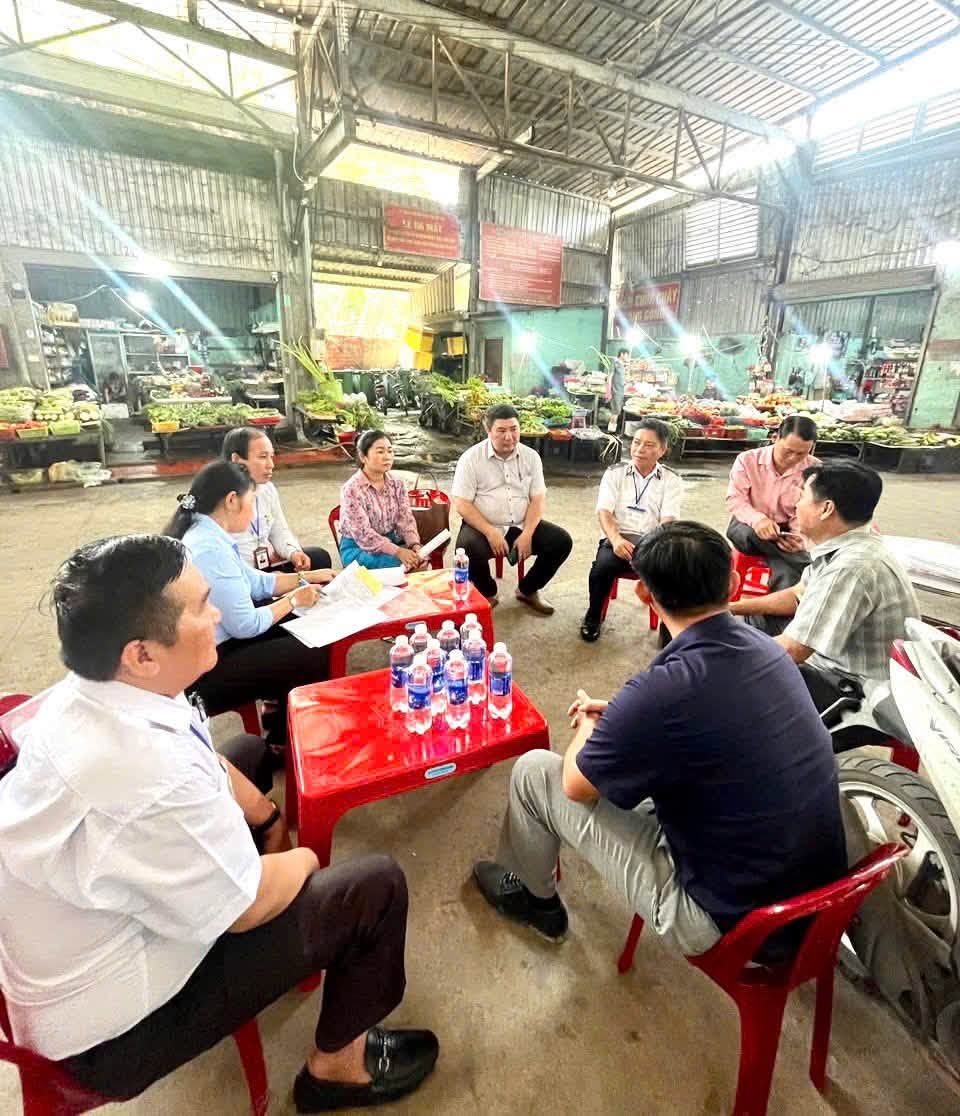 PHƯỜNG TÂY NAM: TRUNG TÂM CUNG ỨNG DỊCH VỤ CÔNG PHƯỜNG KIỂM TRA TÌNH HÌNH HOẠT ĐỘNG TẠI CÁC CHỢ TRÊN ĐỊA BÀN