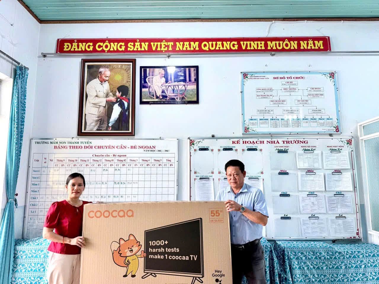 Phường Tây Nam: Trao tặng nhiều phần quà ý nghĩa cho học sinh có hoàn cảnh khó khăn nhân dịp đầu năm học mới