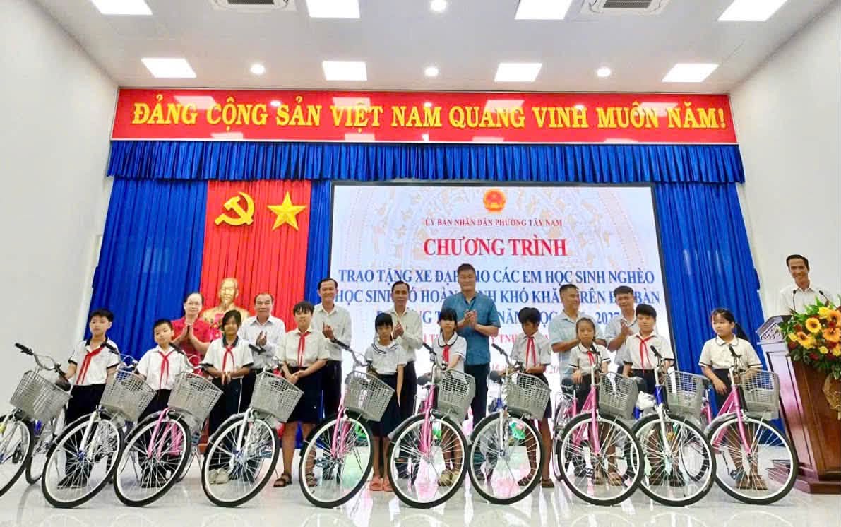 Phường Tây Nam: Trao tặng nhiều phần quà ý nghĩa cho học sinh có hoàn cảnh khó khăn nhân dịp đầu năm học mới