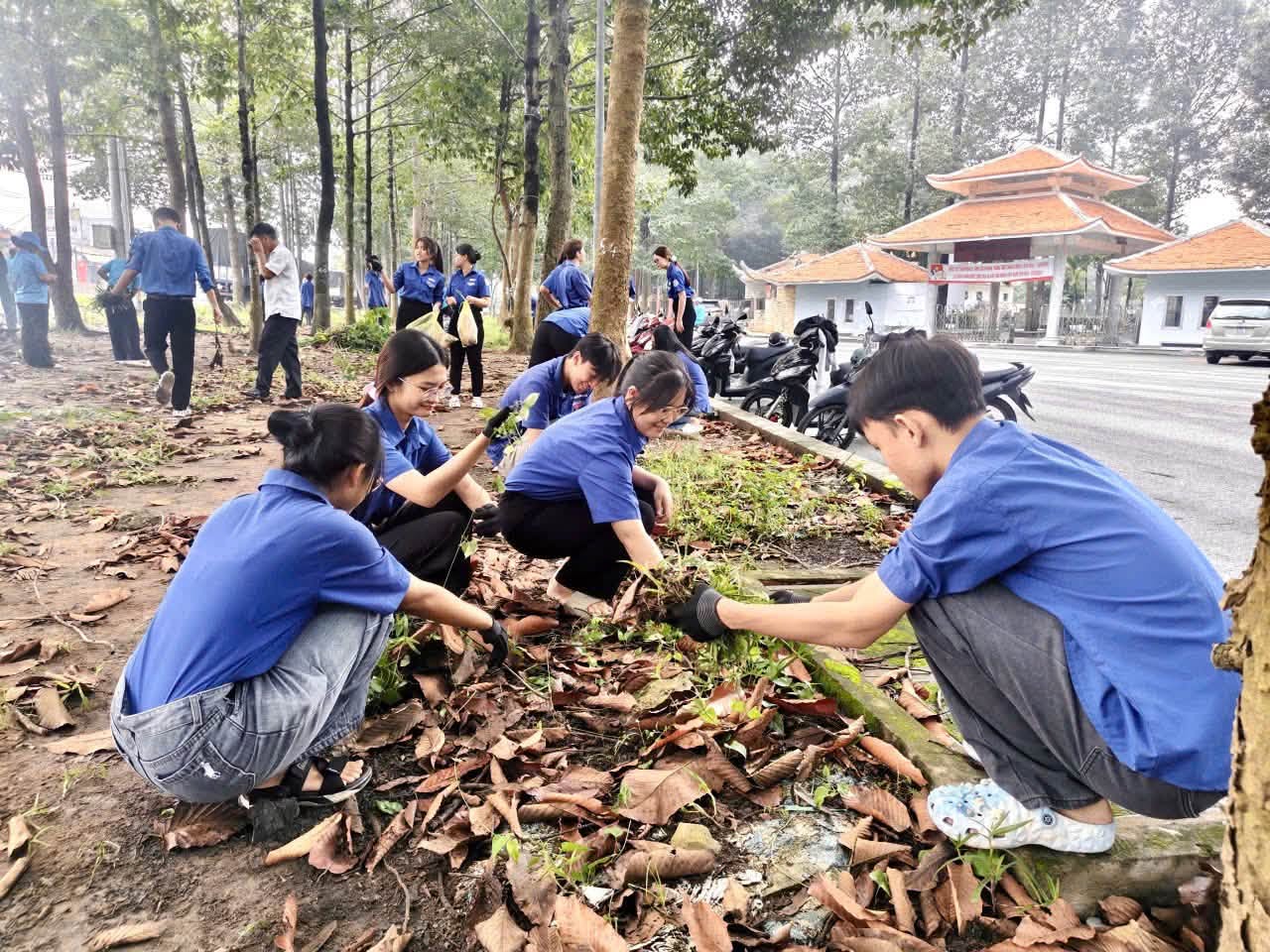 TỔ CHỨC RA QUÂN "NGÀY THỨ BẢY VĂN MINH" BẢO VỆ MÔI TRƯỜNG VÀ MỸ QUAN ĐÔ THỊ TẠI KHU PHỐ AN TÂY
