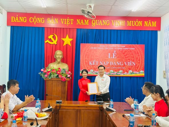 LỄ KẾT NẠP ĐẢNG VIÊN MỚI